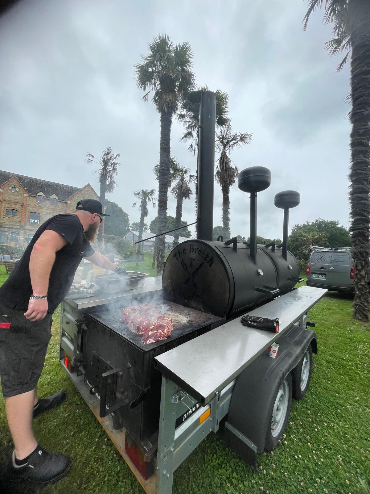 Photo du traiteur grillade Damien Jouan avec son smoker américain lors d'un événement
