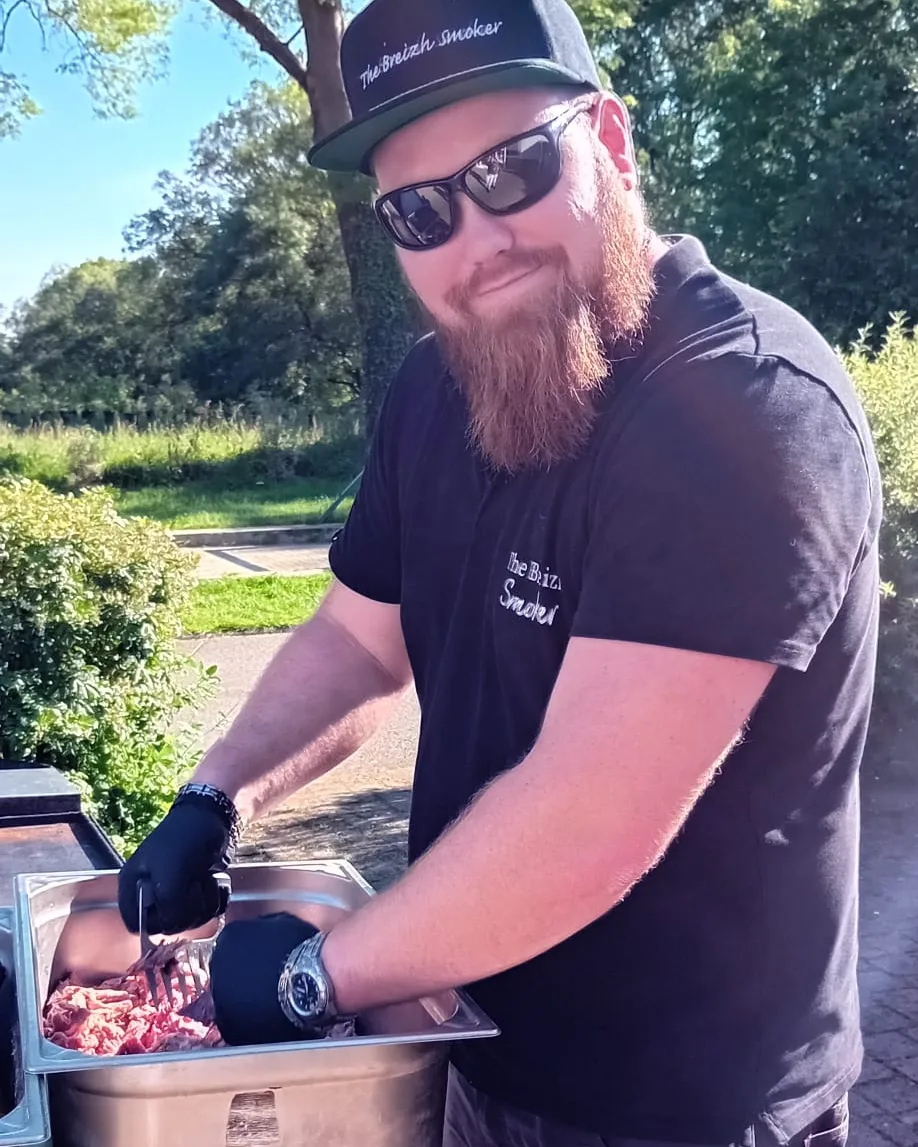photo du traiteur pour barbecue damien jouan préparant un pulled pork au barbecue