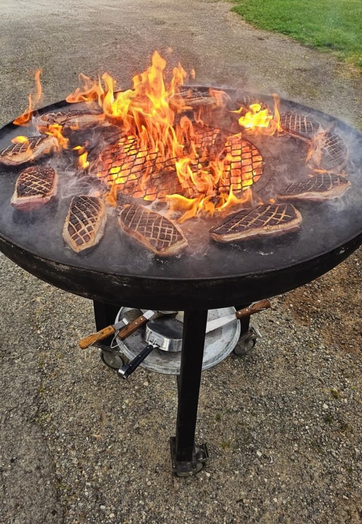 photo d'un brasero sur lequel flambent des magrets de canard