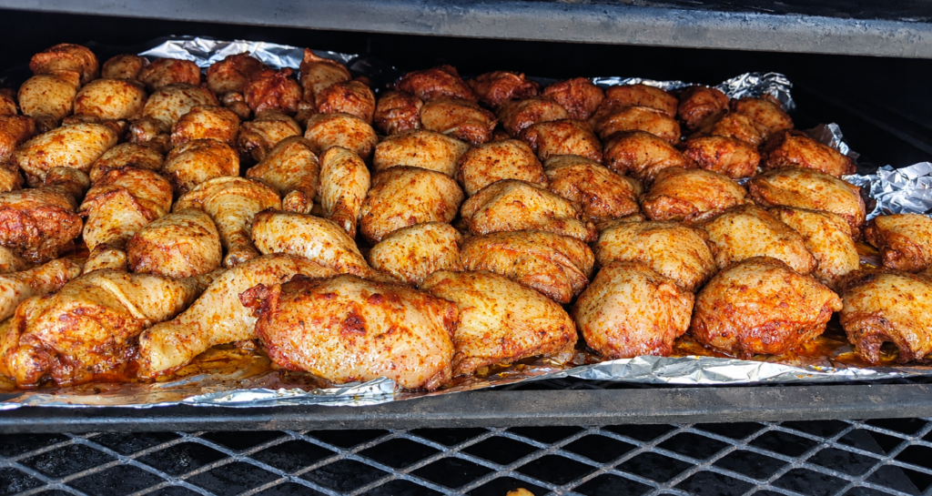 poulet mariné au barbecue dans un smoker américain