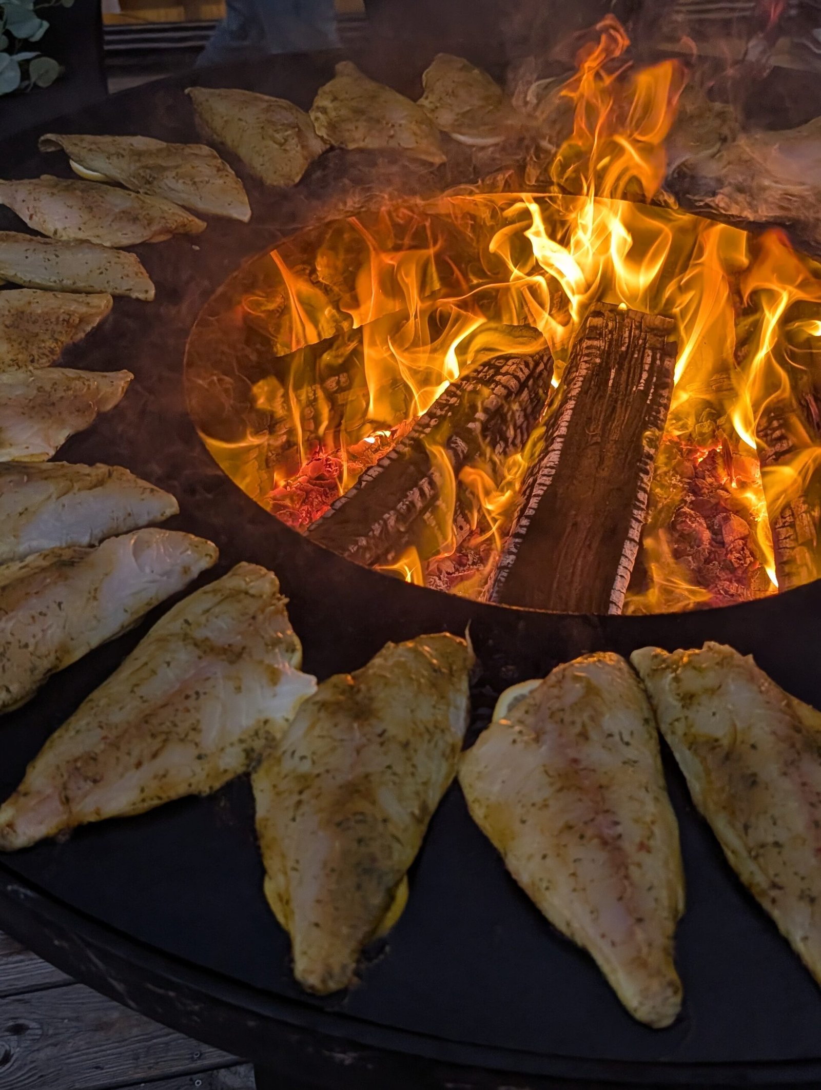photos de filets de poissons au barbecue en train de cuire sur un brasero.